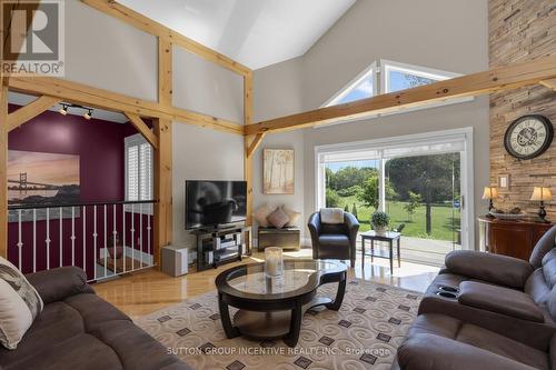 61 Highland Drive, Oro-Medonte, ON - Indoor Photo Showing Living Room