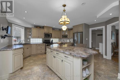61 Highland Drive, Oro-Medonte, ON - Indoor Photo Showing Kitchen