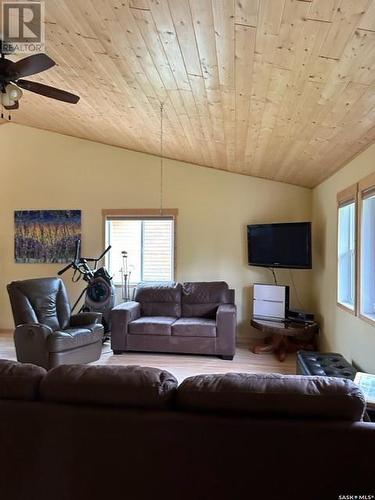 1411 Minayik Crescent, Lac La Ronge, SK - Indoor Photo Showing Living Room