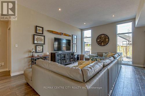 402 Larry Street, Central Elgin, ON - Indoor Photo Showing Living Room