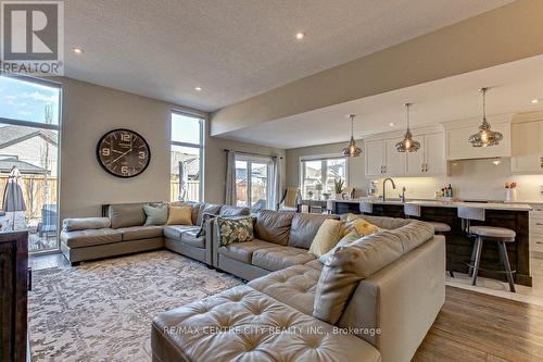 402 Larry Street, Central Elgin, ON - Indoor Photo Showing Living Room
