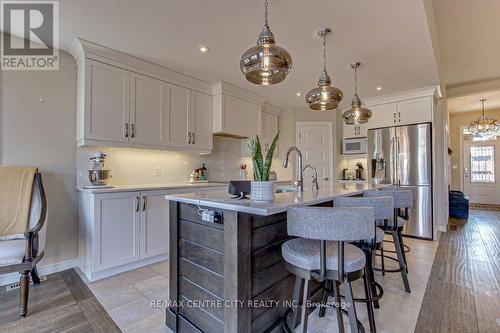 402 Larry Street, Central Elgin, ON - Indoor Photo Showing Kitchen With Upgraded Kitchen