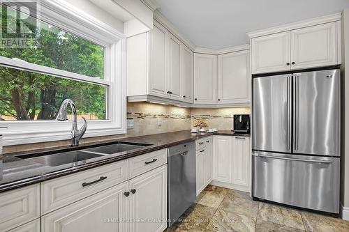 1171 St Anthony Road, London, ON - Indoor Photo Showing Kitchen With Double Sink With Upgraded Kitchen