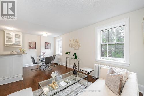 200 - 480 Oriole Parkway, Toronto, ON - Indoor Photo Showing Living Room