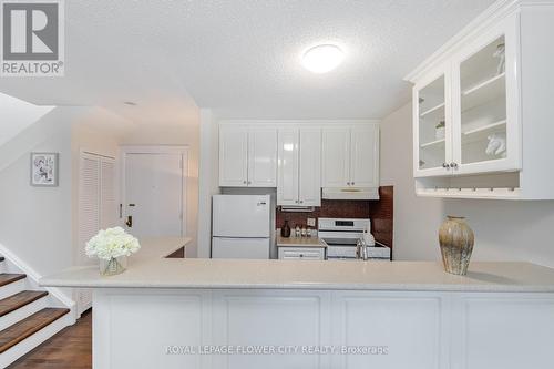 200 - 480 Oriole Parkway, Toronto, ON - Indoor Photo Showing Kitchen