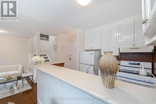 200 - 480 Oriole Parkway, Toronto, ON - Indoor Photo Showing Kitchen