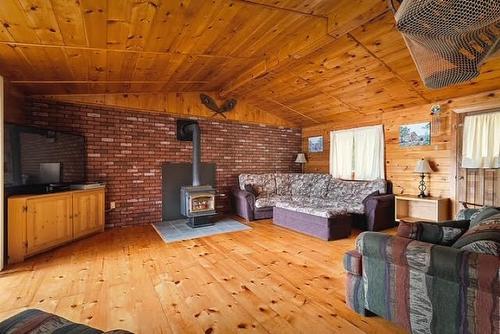 Salon - 92 Ch. Du Lac-De-La-Ferme, Otter Lake, QC - Indoor Photo Showing Living Room With Fireplace