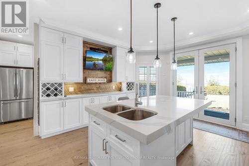 527 Lake Drive E, Georgina, ON - Indoor Photo Showing Kitchen With Double Sink With Upgraded Kitchen