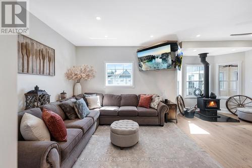 527 Lake Drive E, Georgina, ON - Indoor Photo Showing Living Room