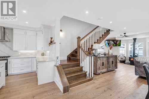 527 Lake Drive E, Georgina, ON - Indoor Photo Showing Kitchen With Upgraded Kitchen