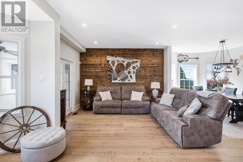 527 Lake Drive E, Georgina, ON - Indoor Photo Showing Living Room