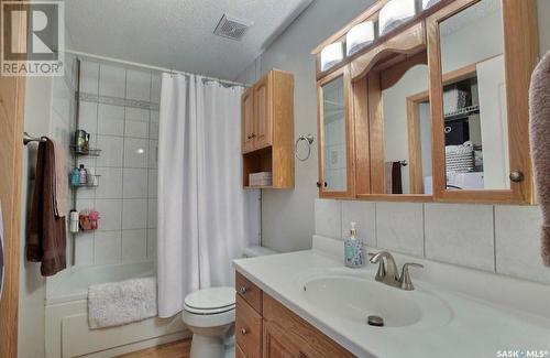 24 2338 Assiniboine Avenue, Regina, SK - Indoor Photo Showing Bathroom