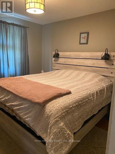 40.5 Victoria Street N, Kawartha Lakes, ON - Indoor Photo Showing Bedroom
