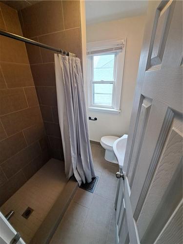 70 Royal Avenue, Hamilton, ON - Indoor Photo Showing Bathroom