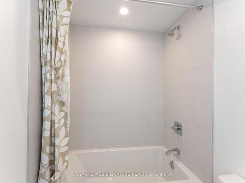 4306-30 Inn On The Park Dr, Toronto, ON - Indoor Photo Showing Bathroom