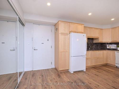 406-200 Broadway, Orangeville, ON - Indoor Photo Showing Kitchen