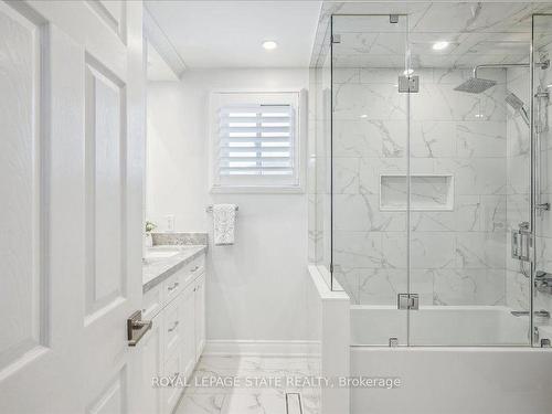 2 Argon Crt, Hamilton, ON - Indoor Photo Showing Bathroom