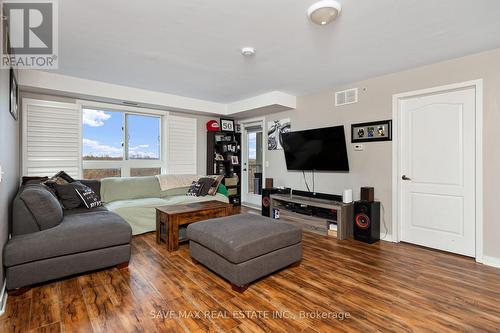 1416 - 8 Dayspring Circle, Brampton, ON - Indoor Photo Showing Living Room