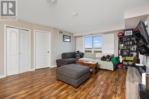 1416 - 8 Dayspring Circle, Brampton, ON - Indoor Photo Showing Living Room