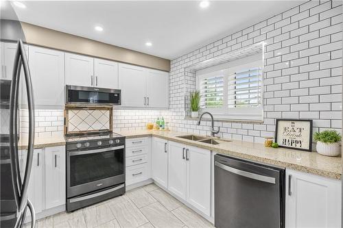 6060 Snowy Owl Crescent|Unit #26, Mississauga, ON - Indoor Photo Showing Kitchen With Double Sink With Upgraded Kitchen