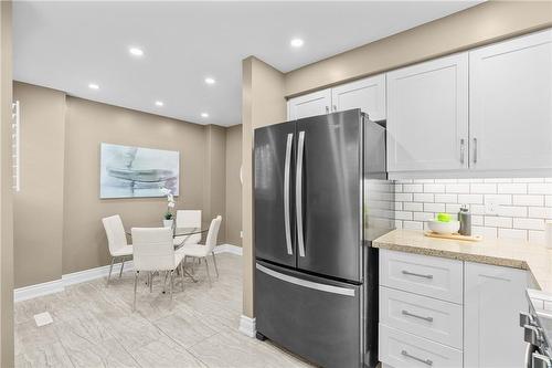 6060 Snowy Owl Crescent|Unit #26, Mississauga, ON - Indoor Photo Showing Kitchen