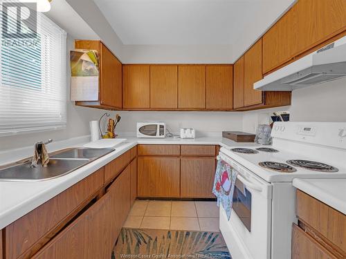 40-94 Camelot, Leamington, ON - Indoor Photo Showing Kitchen With Double Sink