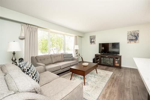 107 Woodgreen Place, Winnipeg, MB - Indoor Photo Showing Living Room