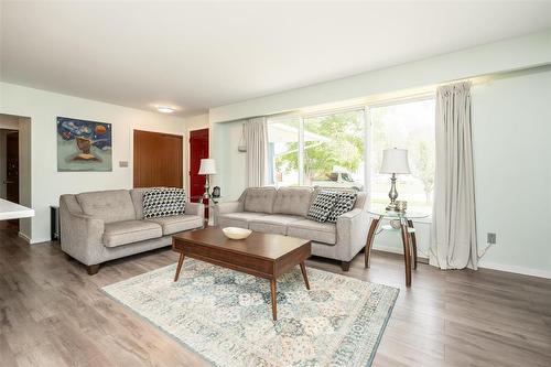 107 Woodgreen Place, Winnipeg, MB - Indoor Photo Showing Living Room