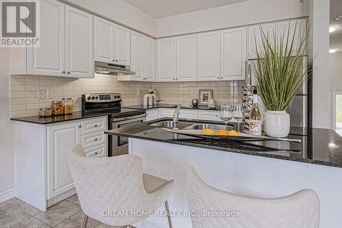 173 Verdi Road, Richmond Hill, ON - Indoor Photo Showing Kitchen With Double Sink With Upgraded Kitchen