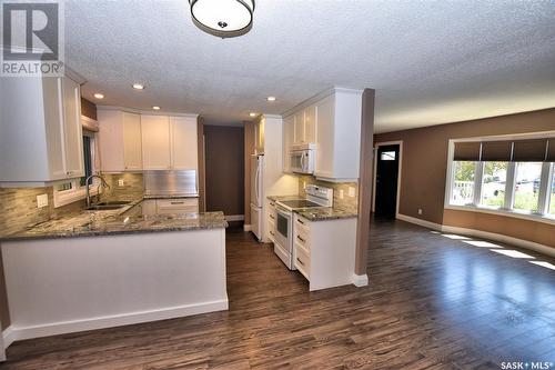 3354 Mountbatten Street, Saskatoon, SK - Indoor Photo Showing Kitchen With Double Sink With Upgraded Kitchen