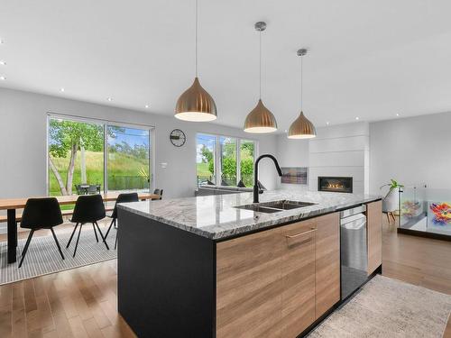 Vue d'ensemble - 12 Rue De Dieppe, Candiac, QC - Indoor Photo Showing Kitchen With Double Sink With Upgraded Kitchen