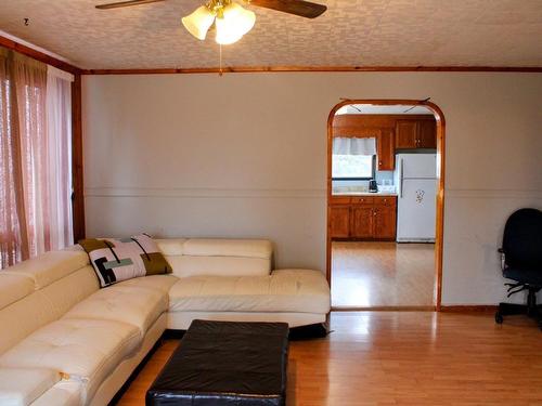 43 Stevens Avenue, Marathon, ON - Indoor Photo Showing Living Room