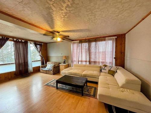 43 Stevens Avenue, Marathon, ON - Indoor Photo Showing Living Room