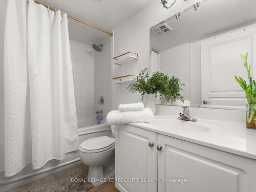 956-313 Richmond St E, Toronto, ON - Indoor Photo Showing Bathroom