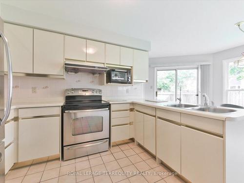 8 Kew Gdns, Richmond Hill, ON - Indoor Photo Showing Kitchen With Double Sink