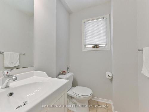 8 Kew Gdns, Richmond Hill, ON - Indoor Photo Showing Bathroom