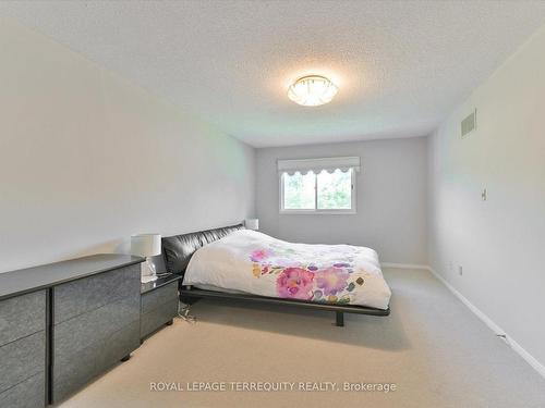 8 Kew Gdns, Richmond Hill, ON - Indoor Photo Showing Bedroom