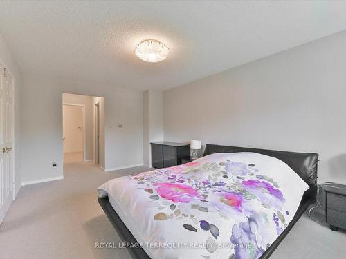8 Kew Gdns, Richmond Hill, ON - Indoor Photo Showing Bedroom
