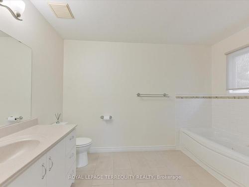 8 Kew Gdns, Richmond Hill, ON - Indoor Photo Showing Bathroom