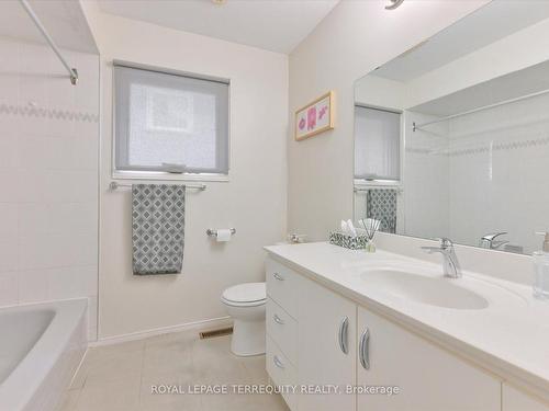 8 Kew Gdns, Richmond Hill, ON - Indoor Photo Showing Bathroom