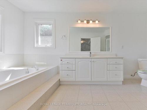 2216 Dunvegan Ave, Oakville, ON - Indoor Photo Showing Bathroom