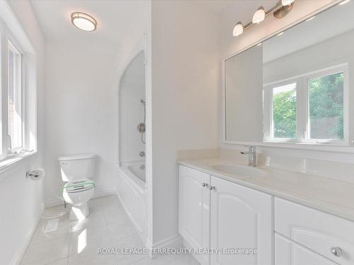 2216 Dunvegan Ave, Oakville, ON - Indoor Photo Showing Bathroom