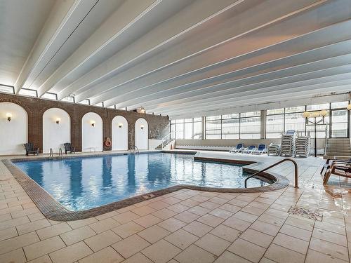 Piscine - 1808-5700 Boul. Cavendish, Côte-Saint-Luc, QC - Indoor Photo Showing Other Room With In Ground Pool