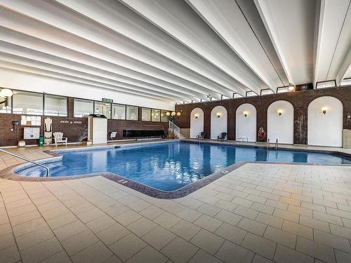 Piscine - 1808-5700 Boul. Cavendish, Côte-Saint-Luc, QC - Indoor Photo Showing Other Room With In Ground Pool