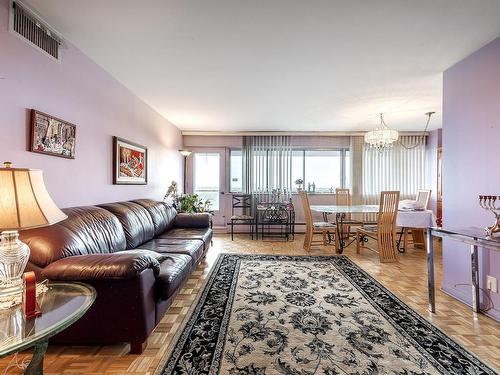 Living room - 1808-5700 Boul. Cavendish, Côte-Saint-Luc, QC - Indoor Photo Showing Living Room