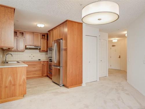 315-1521 Church Ave, Saanich, BC - Indoor Photo Showing Kitchen