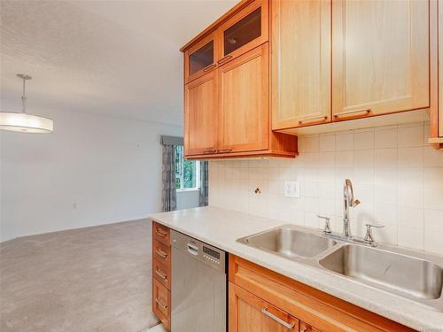 315-1521 Church Ave, Saanich, BC - Indoor Photo Showing Kitchen With Double Sink