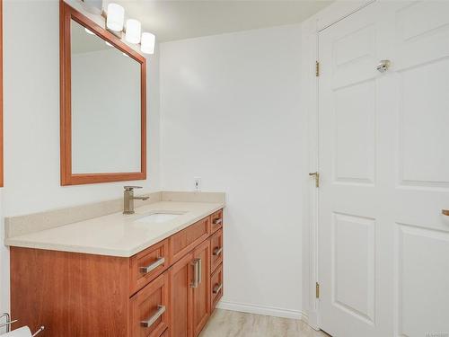 315-1521 Church Ave, Saanich, BC - Indoor Photo Showing Bathroom