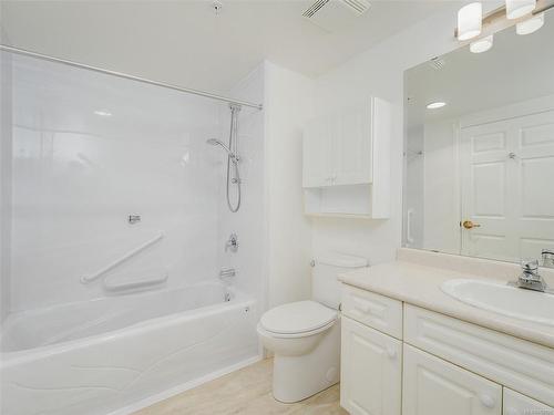 315-1521 Church Ave, Saanich, BC - Indoor Photo Showing Bathroom