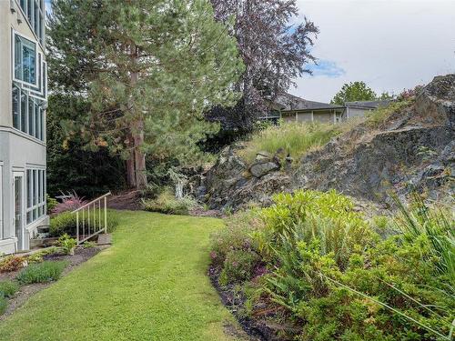 315-1521 Church Ave, Saanich, BC - Outdoor